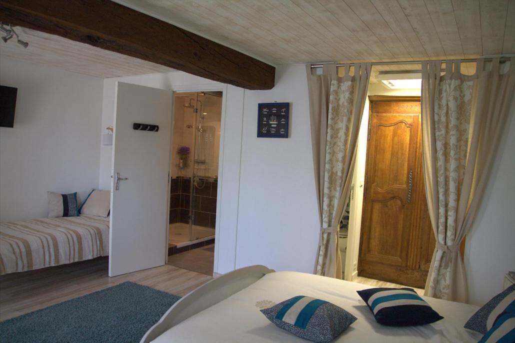 Chambre D Hote La Roussiere Saint-Ouen-Des-Toits Exterior foto